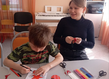Воспитанники нижегородского ребцентра изготовили открытки и брошки для стариков-детей войны